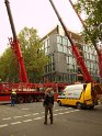 Ausleger vom Mobil Kran abgerissen Koeln Schaafenstr Habsburgering P253